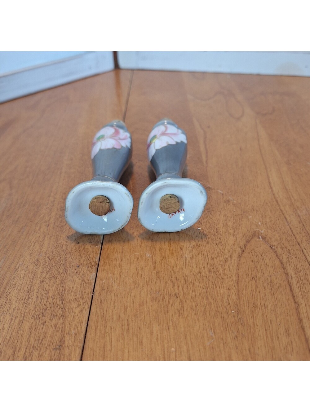 VTG Gray Ceramic Salt/Pepper Shakers Floral Goldtone Tops Cork Stoppers Japan - Picture 5 of 9